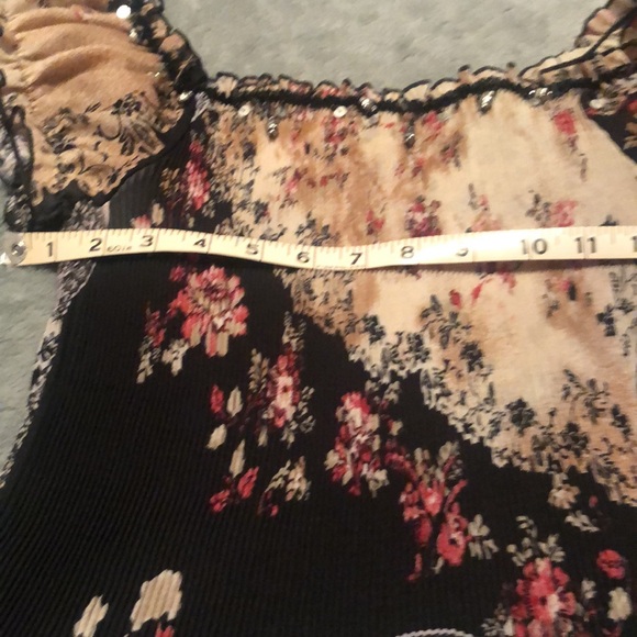 Vintage Cap sleeve black and tan floral blouse with details around neck area - Picture 3 of 11